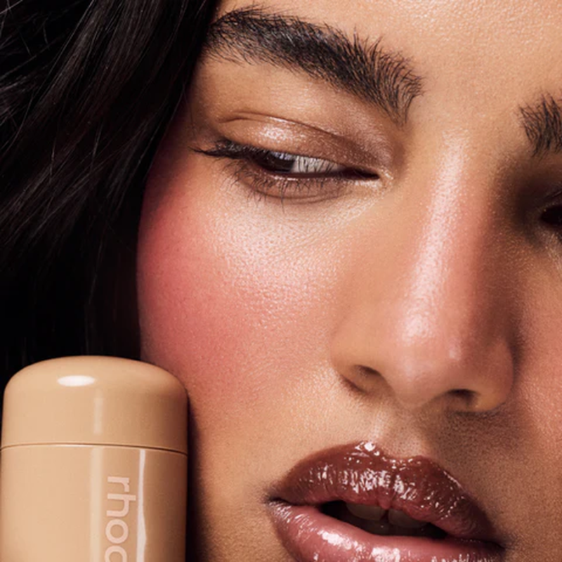 RHODE Pocket Blush – Tono Date cake (5.3 g / 0.18 oz.) - Imagen 2